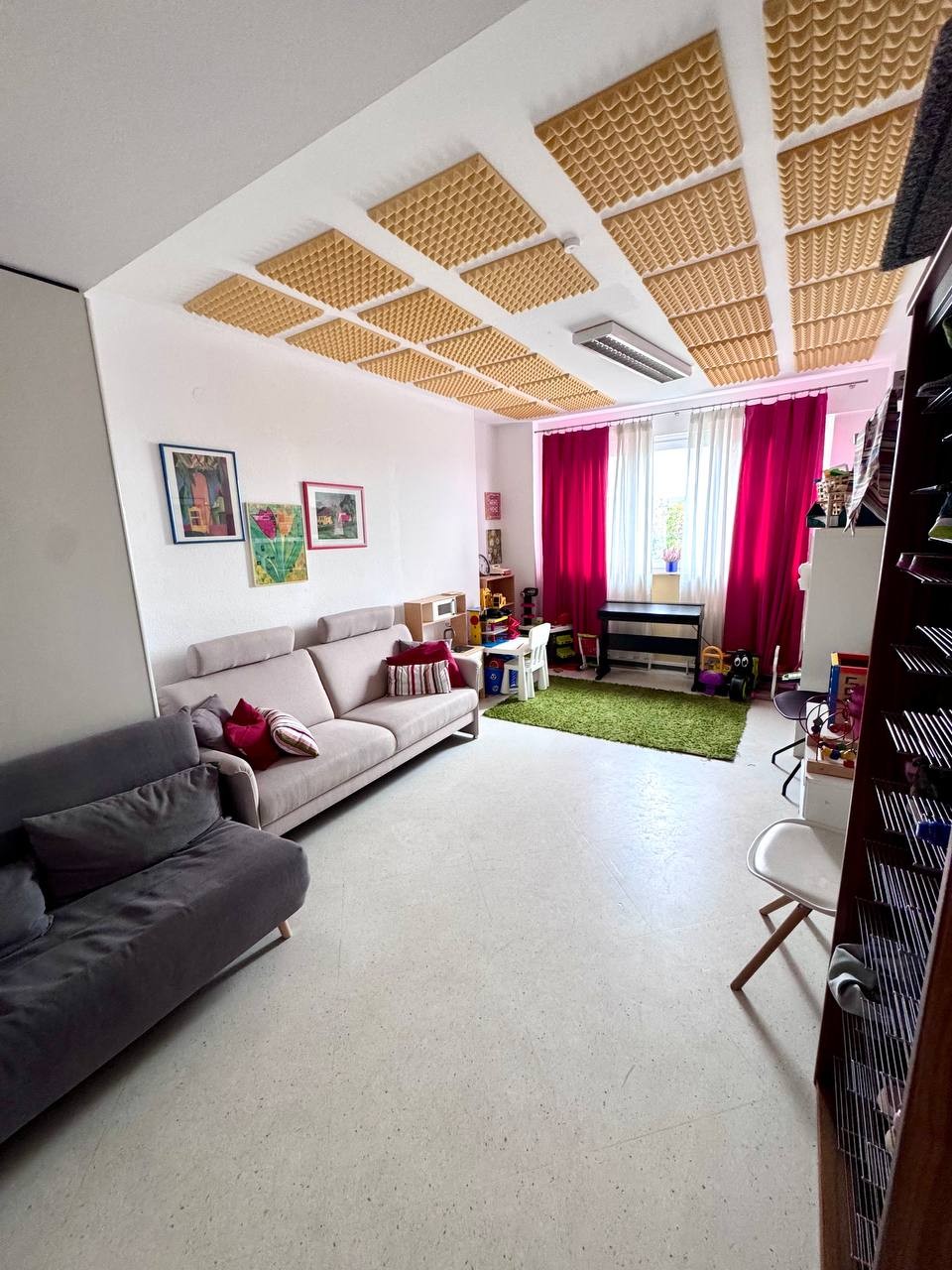 Kinderraum mit Spielecke und Sofas