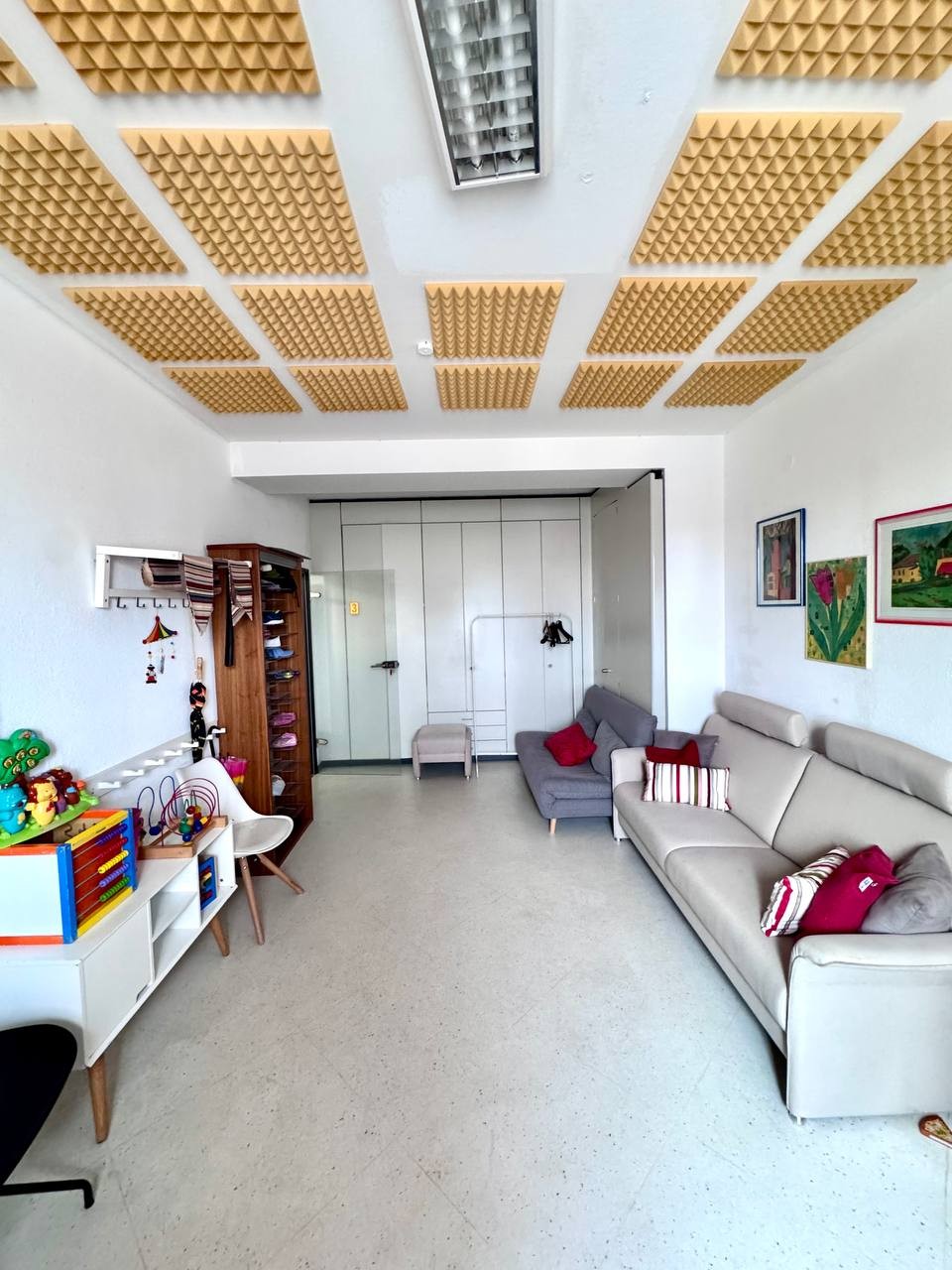 Kinderraum mit Garderobe und Sofas